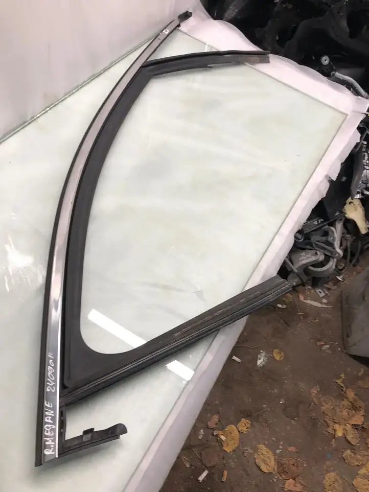 Renault Megane E-Tech (2022 - ) 803305696r Уплотнитель стекла передней двери — фото 1