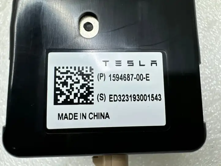 Tesla Model X (2021 - ) 159468700E Антенна Bluetooth — фото 8