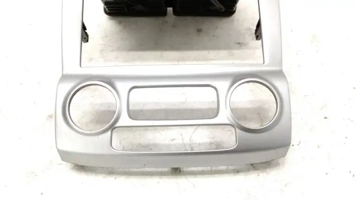 Kia Sportage (2004 - 2008) 945101F000 Центральный воздушный дефлектор — фото 5