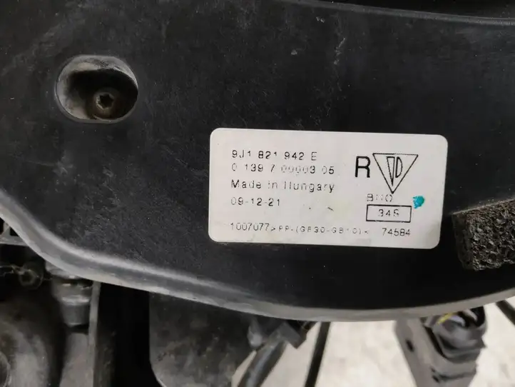Porsche Taycan 9J1 (2019 - ) 9J1821942E Крышка зарядного разъема — фото 7