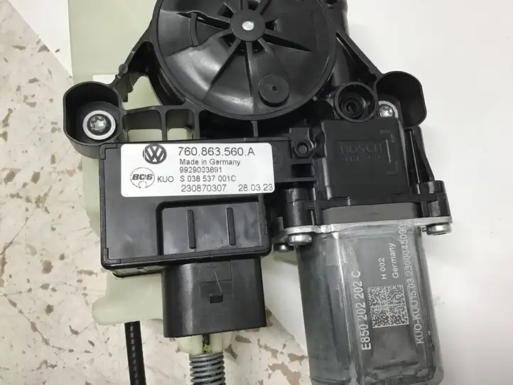 Volkswagen Touareg III (2018 - ) 760863560A Механизм шторки багажника — фото 8