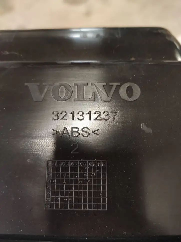 Volvo S60 (2018 - ) 32131237 Крышка ящика аккумулятора — фото 5