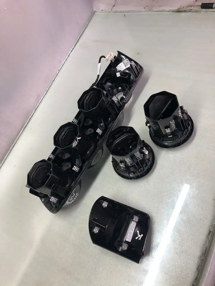 Mercedes-Benz EQA (2021 - ) A2476806202 Центральный воздушный дефлектор — фото 3