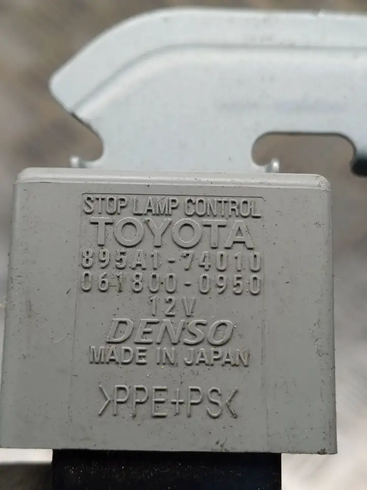Toyota Yaris (2009 - 2012) 895A174010 Реле задних фонарей — фото 3