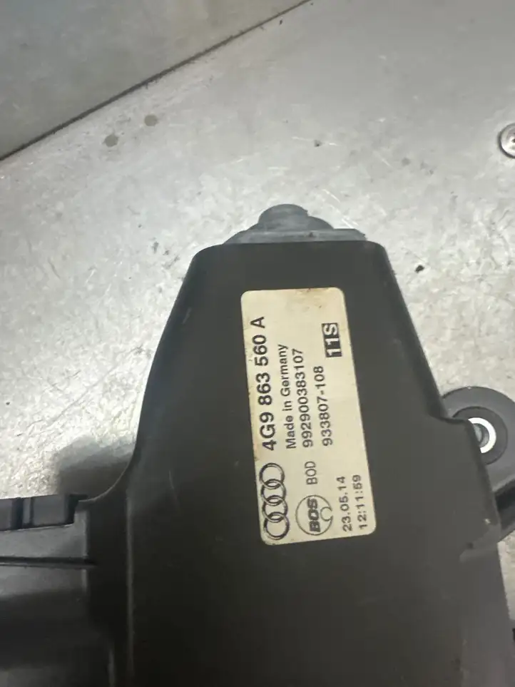 Audi A6 Allroad C7 (2012 - 2014) 4G9863560A Механизм шторки багажника — фото 3