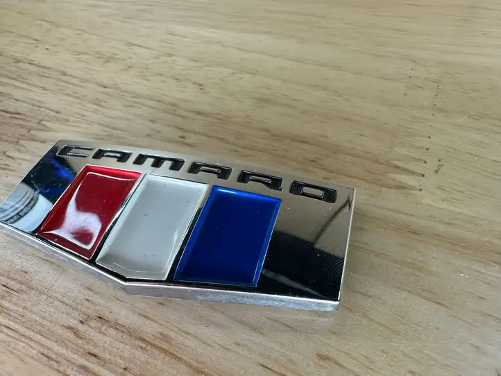 Chevrolet Camaro (2015 - 2018) 84233235 Эмблема модели на переднюю дверь — фото 1