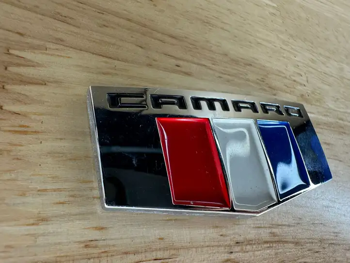 Chevrolet Camaro (2015 - 2018) 84233235 Эмблема модели на переднюю дверь — фото 4