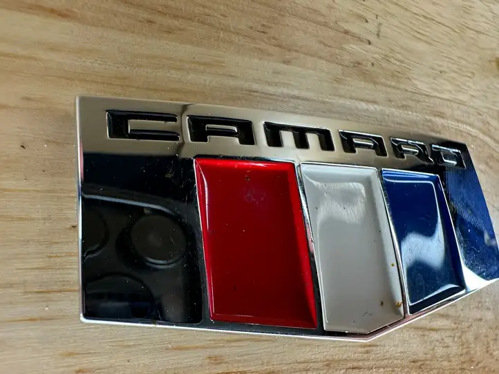 Chevrolet Camaro (2015 - 2018) 84233235 Эмблема модели на переднюю дверь — фото 1