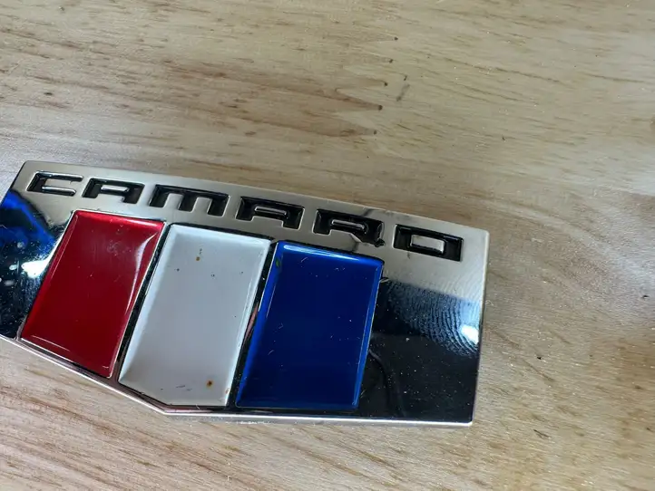 Chevrolet Camaro (2015 - 2018) 84233235 Эмблема модели на переднюю дверь — фото 7
