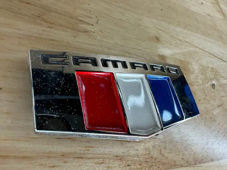 Chevrolet Camaro (2015 - 2018) 84233235 Эмблема модели на переднюю дверь — фото 1