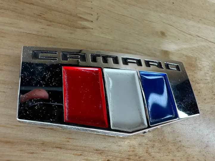 Chevrolet Camaro (2015 - 2018) 84233235 Эмблема модели на переднюю дверь — фото 2