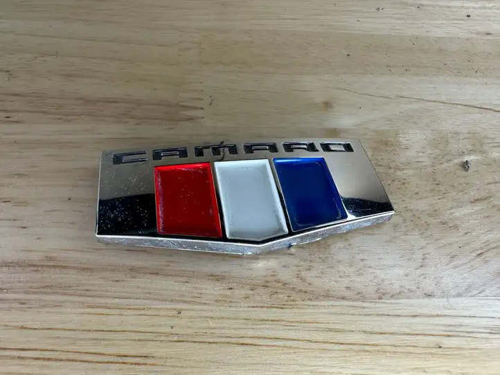 Chevrolet Camaro (2015 - 2018) 84233235 Эмблема модели на переднюю дверь — фото 3