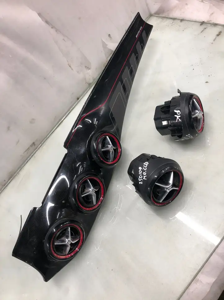 Mercedes-Benz CLA C117,X117,W117 (2013 - 2019) A11768089 Центральный воздушный дефлектор — фото 2