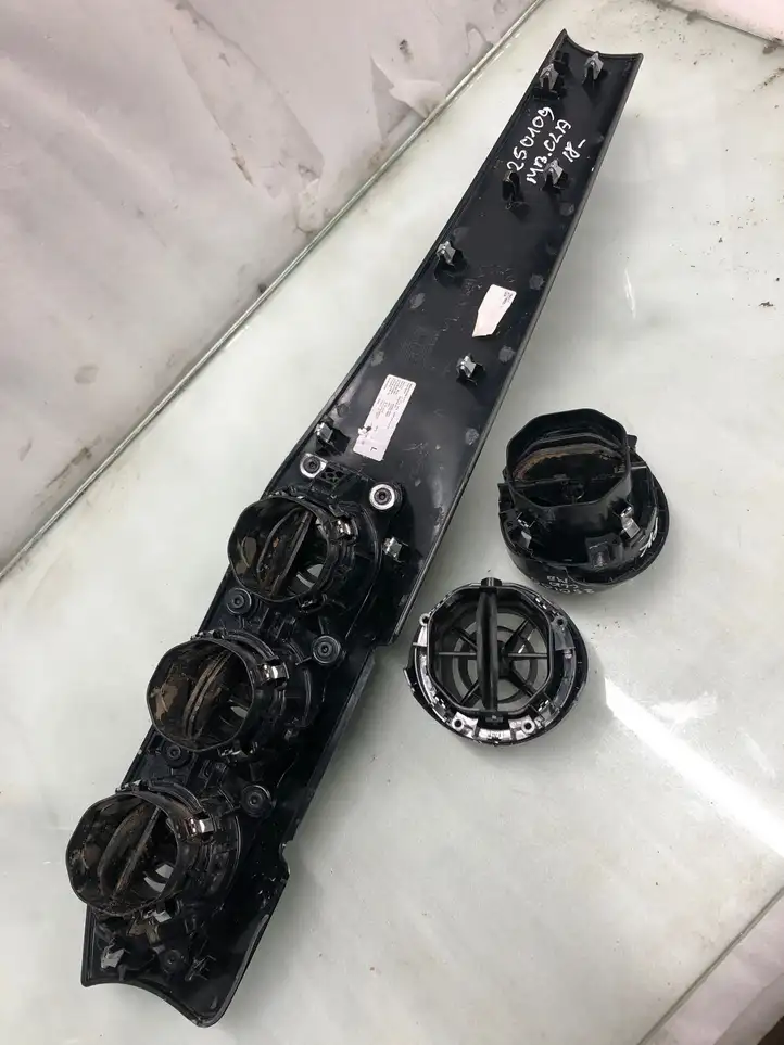 Mercedes-Benz CLA C117,X117,W117 (2013 - 2019) A11768089 Центральный воздушный дефлектор — фото 3