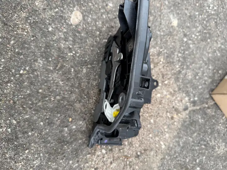 BMW 5 G30 G31 (2016 - )  7477702 Замок передней двери