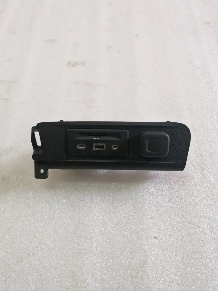Buick Encore II (2019 - ) 13529861 USB модуль — фото 1