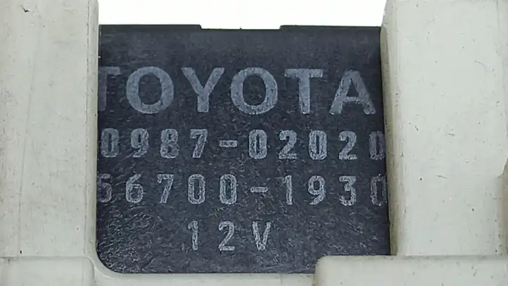 Lexus LS 430 (2000 - 2003) 8273050100 Блок предохранителей — фото 2