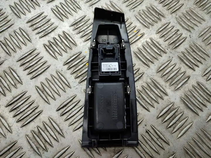 BMW 2 F46 (2015 - ) 920810702 Блок кнопок стеклоподъемников — фото 3