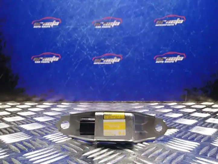 Toyota Prius (XW20) (2003 - 2009) 8983347030 Датчик удара SRS — фото 1