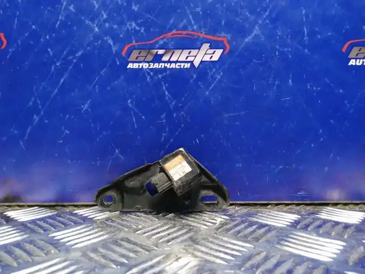 Toyota Prius (XW20) (2003 - 2009) 8917447040 Датчик удара SRS — фото 1