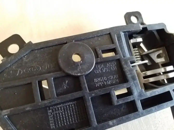 Kia Sportage (2010 - 2014)  826103U000 Внутренняя ручка