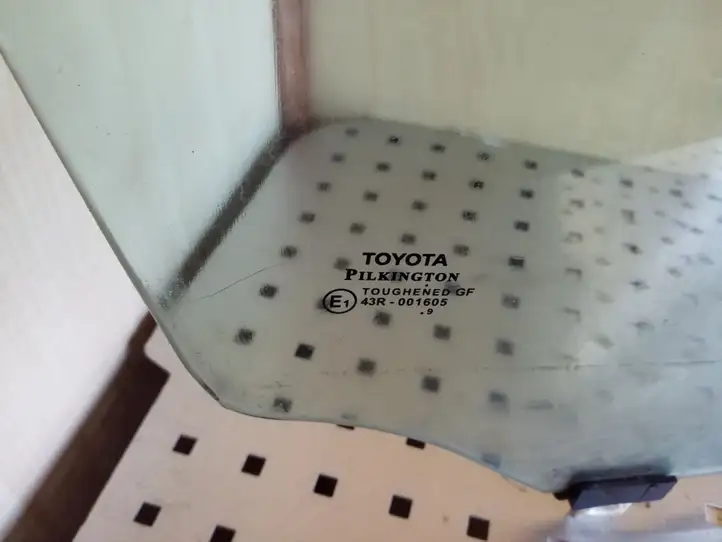 Toyota Avensis T270 (2009 - 2012) Стекло передней двери — фото 2