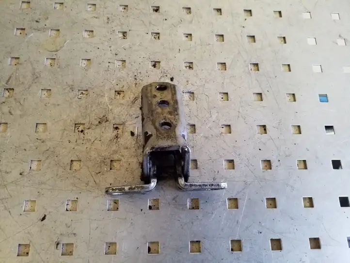 Mitsubishi L200 (1996 - 2006)   Нижняя петля задней двери