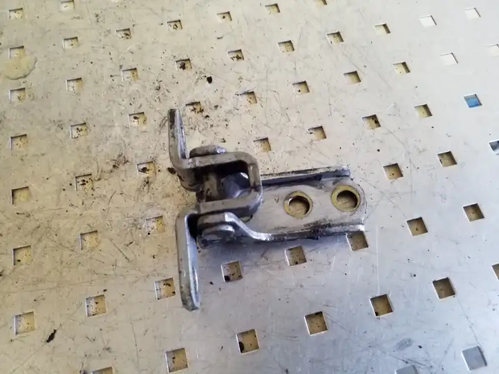 Mitsubishi L200 (1996 - 2006)   Нижняя петля задней двери