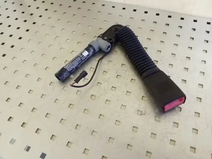 BMW 5 F10 F11 (2009 - 2016) 615796400D Замок переднего ремня — фото 1