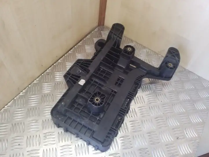 Volkswagen Caddy (2004 - 2010) 1K091533B Площадка аккумулятора — фото 2