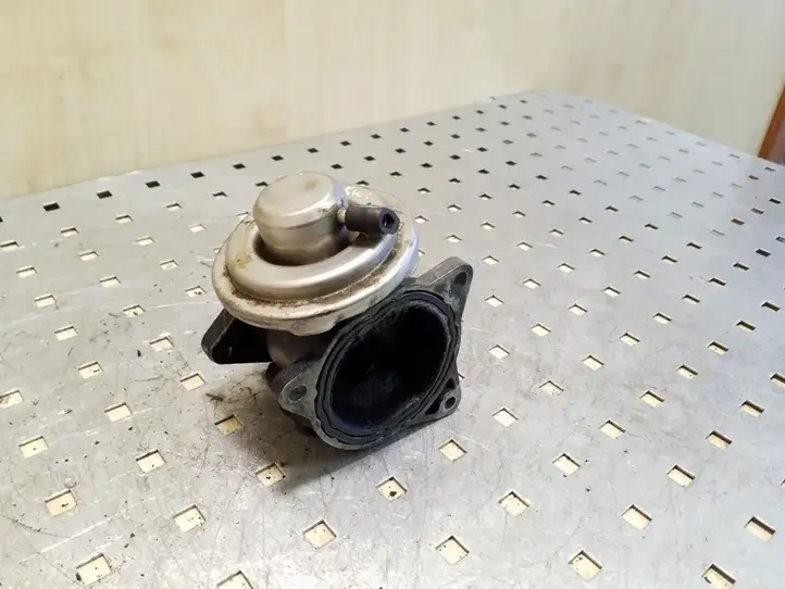 Volkswagen Touran I (2003 - 2010) 038129637D Клапан EGR — фото 1