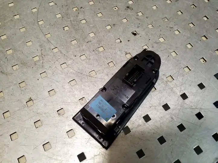 BMW 3 E90 E91 (2005 - 2012) 9217335 Кнопка стеклоподъемников — фото 2