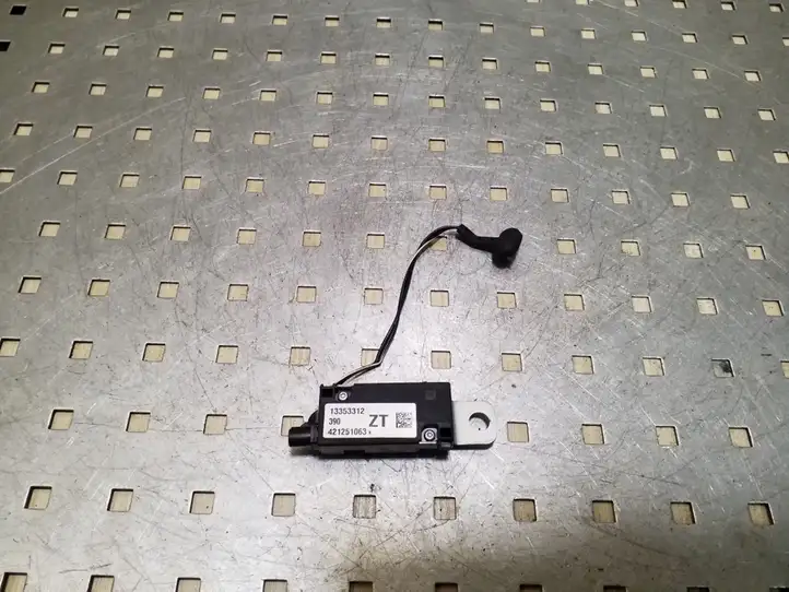 Opel Astra (2009 - 2012)  13353312 Усилитель антенны