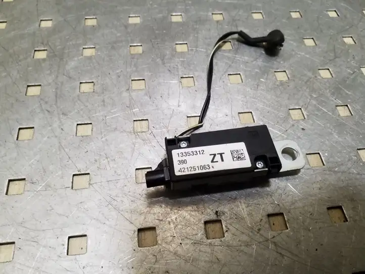 Opel Astra (2009 - 2012)  13353312 Усилитель антенны