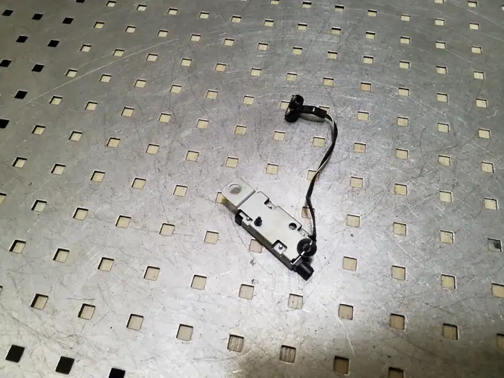 Opel Astra (2009 - 2012)  13353312 Усилитель антенны