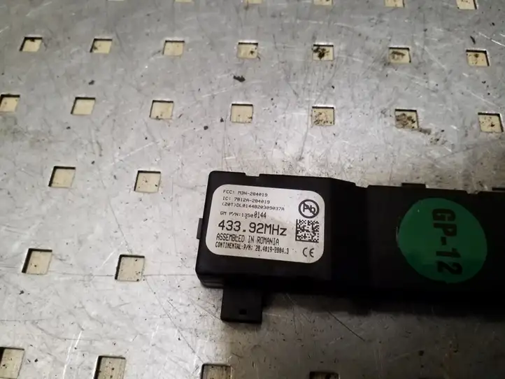 Opel Astra J (2009 - 2012)  13500144 Усилитель антенны