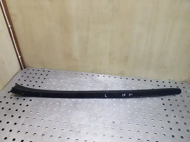 Opel Astra (2009 - 2012)  13280301 Отделка (молдинг) передней двери