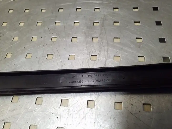 Opel Astra (2009 - 2012)  13280301 Отделка (молдинг) передней двери