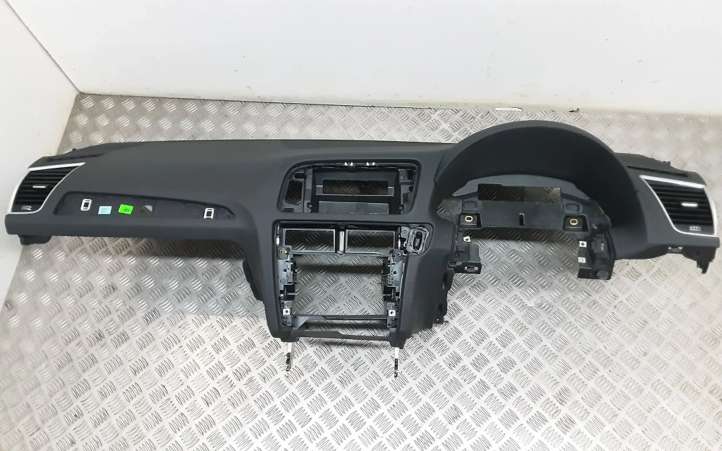 8R2857041 Audi Q5 SQ5 Panelė