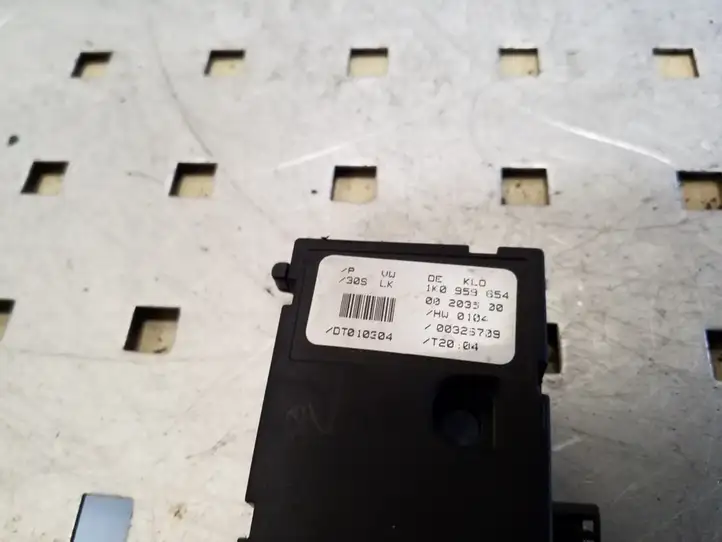 Audi A3/S3 8P (2003 - 2005)  1K0959654 Датчик положения (угла) руля
