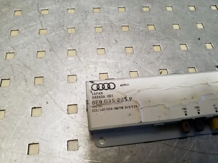 Audi A4 S4 B7 8E 8H (2004 - 2009) 8E9035225P Усилитель антенны — фото 2