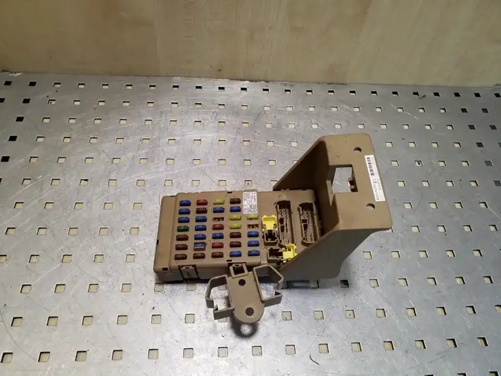 Subaru Legacy (2003 - 2009)  82201AG030 Блок предохранителей