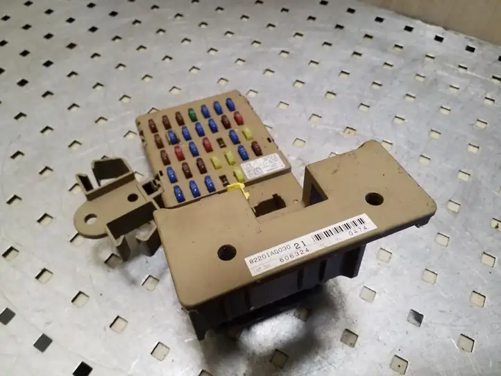 Subaru Legacy (2003 - 2009)  82201AG030 Блок предохранителей