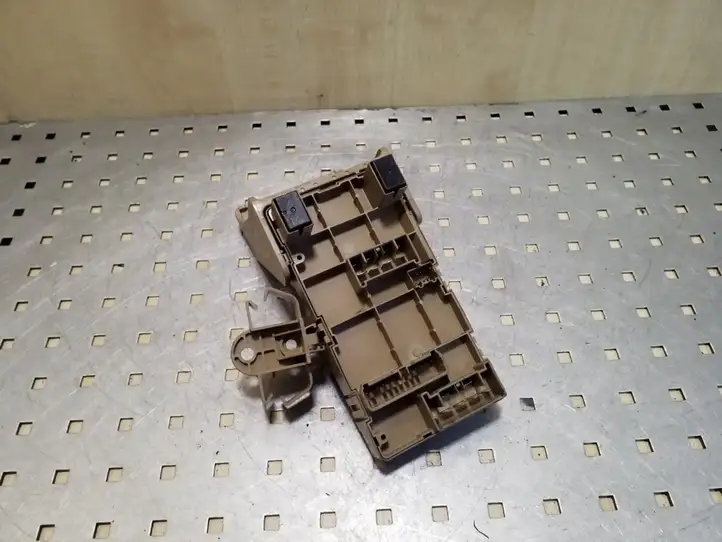 Subaru Legacy (2003 - 2009)  82201AG030 Блок предохранителей