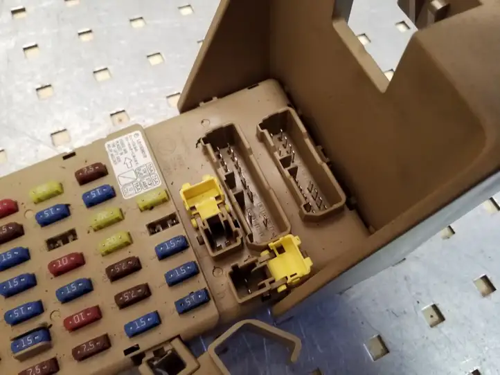 Subaru Legacy (2003 - 2009)  82201AG030 Блок предохранителей