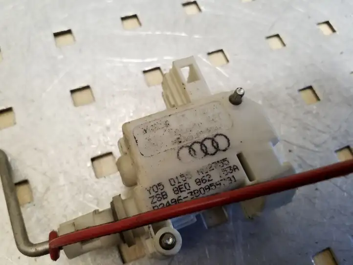 Audi A4 S4 B7 8E 8H (2004 - 2009) 8E0862153A Замок крышки топливного бака — фото 2