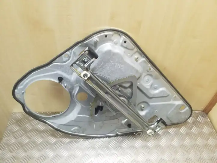 Ford Focus (2008 - 2011) 4M51A045H23B Механический стеклоподъемник задней двери — фото 2