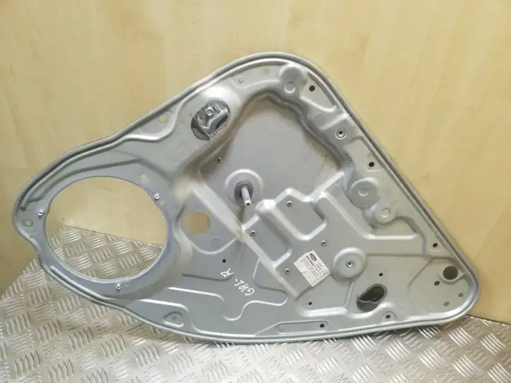 Ford Focus (2008 - 2011) 4M51A045H23B Механический стеклоподъемник задней двери — фото 1