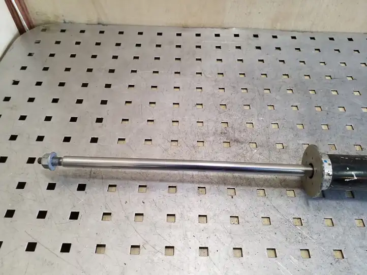 Opel Astra (2009 - 2012)  13279263 Задний амортизатор с пружиной