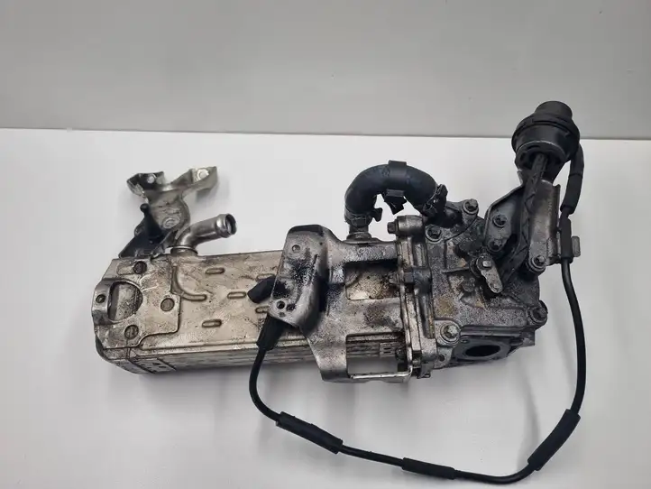 Mercedes-Benz Sprinter W907 W910 (2018 - ) A6511420267 Охладитель клапана EGR — фото 1